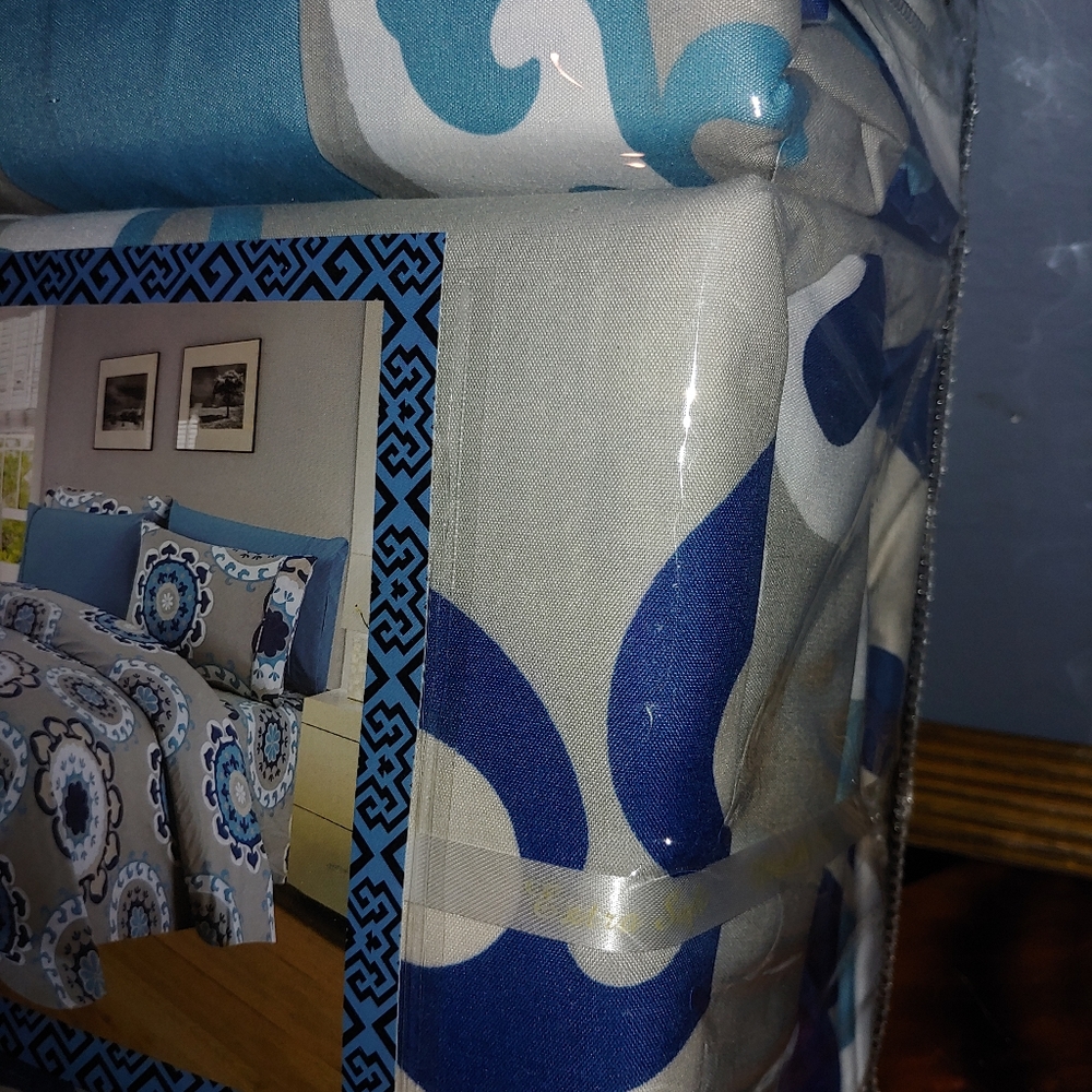 Queen bed sheet set - Picture 3 of 7